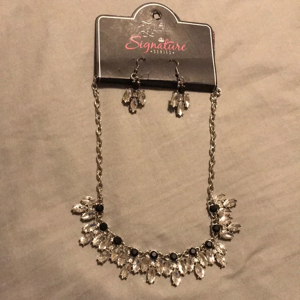 😍💎🛍Necklace with matching earrings! Retail $25